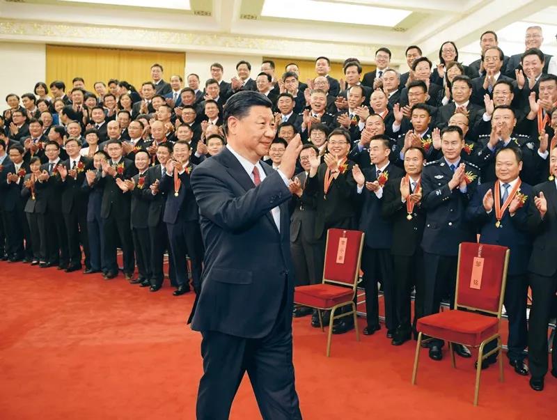 2019年6月25日,党和国家领导人习近平、李克强、王沪宁等在北京人民大会堂会见第九届全国“人民满意的公务员”和“人民满意的公务员集体”受表彰代表。新华社记者 李学仁/摄